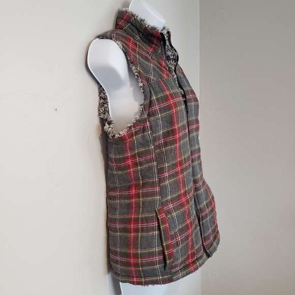 Maurices Grey Red Tartan Plaid Sherpa Vest Small - Picture 3 of 5